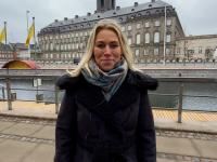 Anna Bjerre står foran Christiansborg Slot